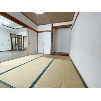 1階6帖の和室、リビング隣で一体で使用可。