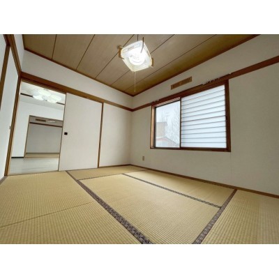 1階6帖の和室、南向きです。
