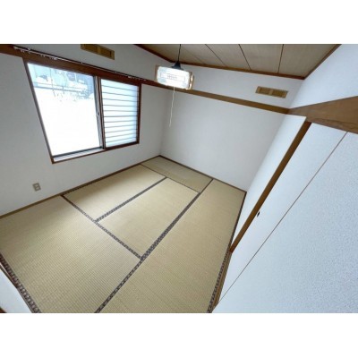 1階6帖の和室、南向きです。