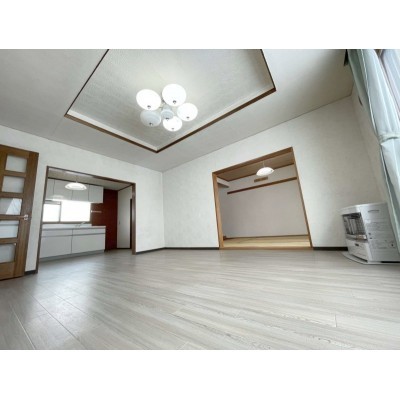 引き戸を開け放てば、隣の和室と一体で広く利用可能です。