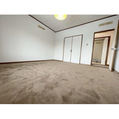 収納のある2階8帖の洋室です