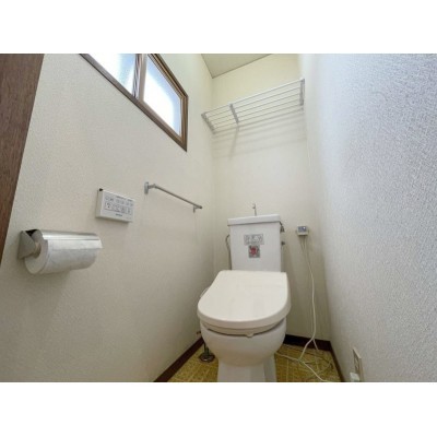 窓がある温水洗浄便座機能付きトイレです。