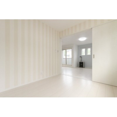 寝室からリビングを見ています