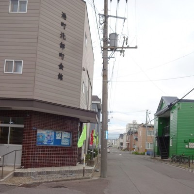 隣は町会事務所