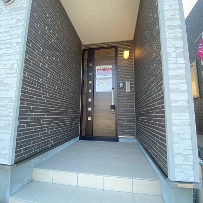 B棟の玄関です!ビルドインタイプの玄関で雨の日も安心(^^)