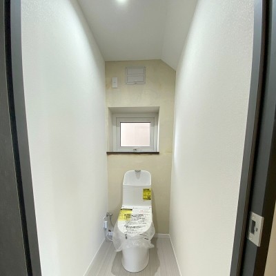 トイレにも窓があり換気もバッチリ♪
