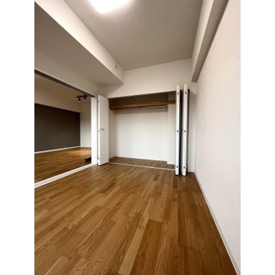 リビングと続き間になっている6帖の洋室です♪クローゼットあり