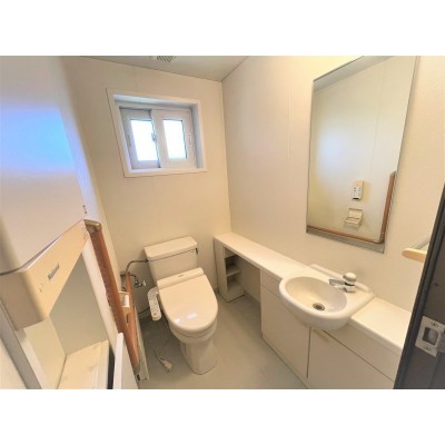 別で手洗い場のあるトイレスペース。