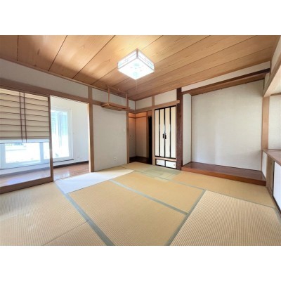 ②:1階約8帖の和室。