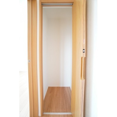 収納:2階廊下収納です。2階用の備品などを収納するのに便利...