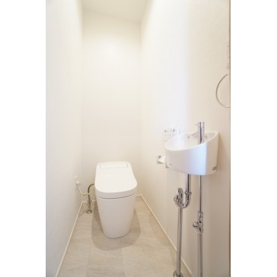 トイレ:タンクレスタイプのトイレになります。お掃除も楽で...