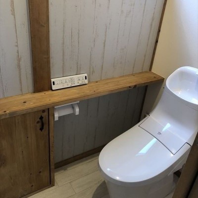 トイレ収納もなんとヒノキ材仕様 味があります