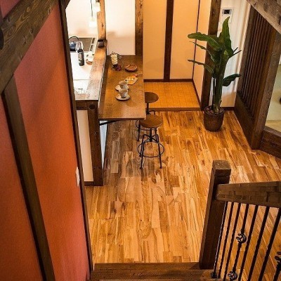 お酒が進んでしまいそうなバーカウンター