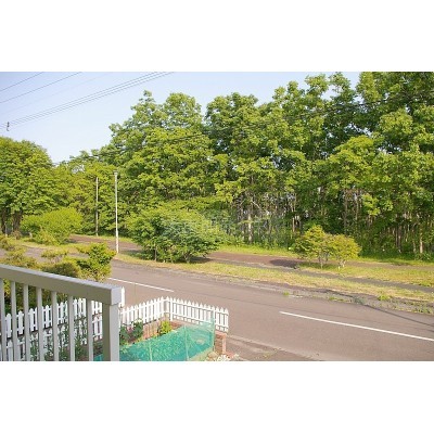 ★物件の向かいには遊歩道の緑が開けています。