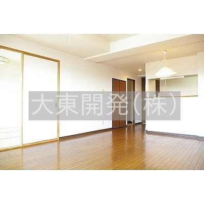 ★リビングを別の角度から撮影。きれいな室内です。