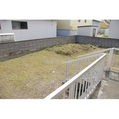 ★100坪の広い敷地。菜園や花畑などが楽しみです。