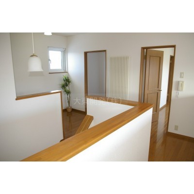 ★2階ホールです。トイレが2階にもございます。