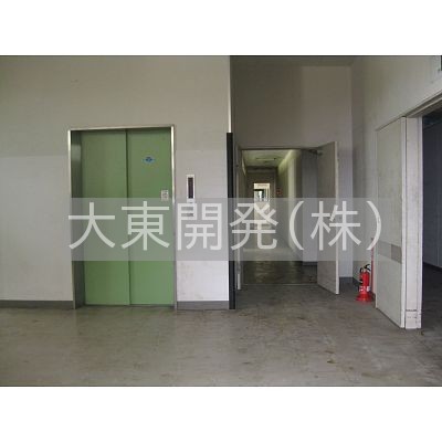 バックヤードは2階へのエレベータ付き。