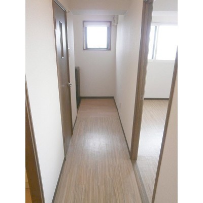 廊下に窓があって明るいです