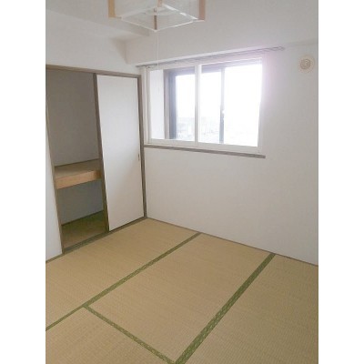 和室【南向き・出窓があります】