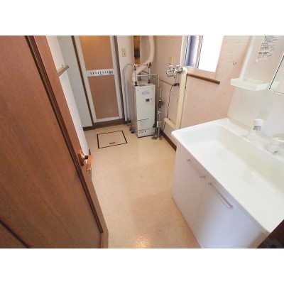 窓があり明るい洗面脱衣場