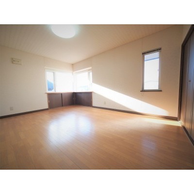 広々とした2階洋室