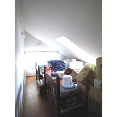 天窓付き屋根裏部屋