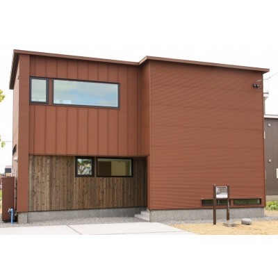 外壁は赤茶色の板金を使用。耐久性も高いです!