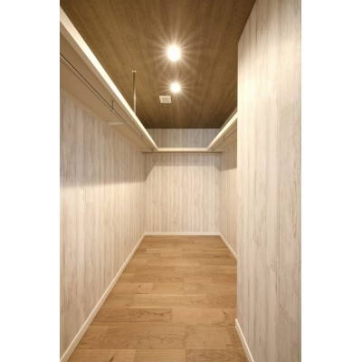 主寝室のウォークインクローゼット。広さは約3.5帖。
