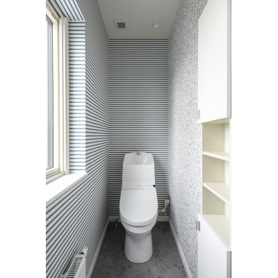 2階トイレはロータンク一体型。埋込型の収納が付いています。