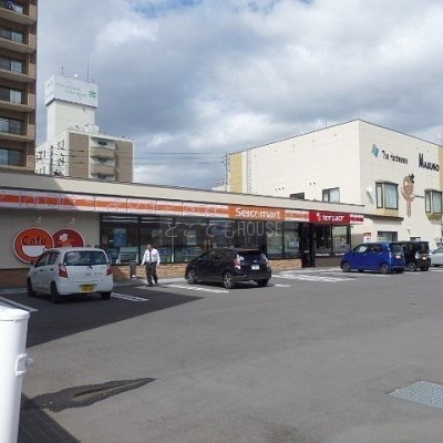 隣りはコンビニエンスストア
