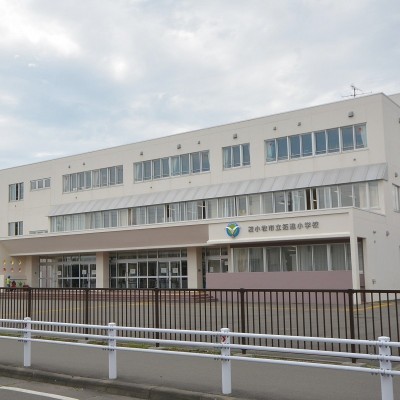 拓進小学校 徒歩4分(260m)