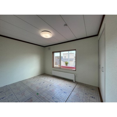 2階和室は6帖。タタミが日焼けないようにシートを重ねています。