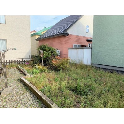 広々とした裏庭です。(ウッドデッキ、ビニールハウス有)
