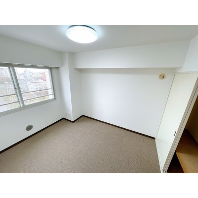 洋室(床、壁、天井 リフォーム済)