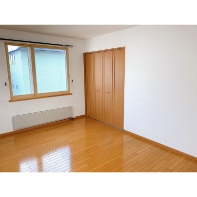 2階9帖洋室 南面に面した収納付きの明るい洋室です(暖房有)