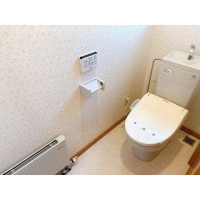 前面には収納もあり、窓からは明るい光を取り込めます