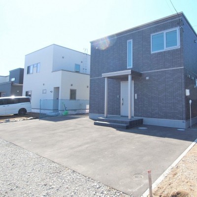 広い庭はアスファルト舗装済