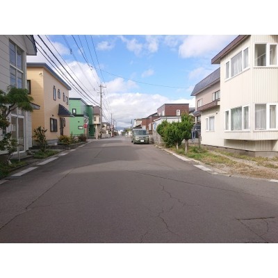 南西側の前面道路です。左側に児童公園があります。