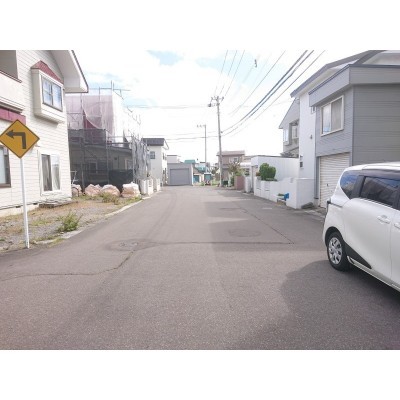南西側の前面道路です。右奥にゲートボール場があります。