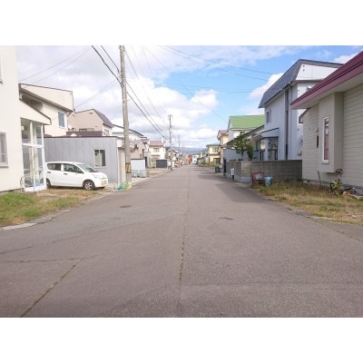 南東側の前面道路です。