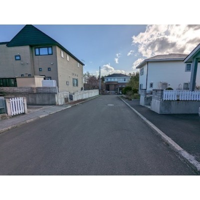 前面道路です。南西側を向いてます。