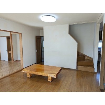 居間。テーブルは、撤去済です。