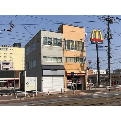 外観(左側建物)・マクドナルド函館松風店隣接