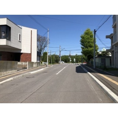 南側道路・奥には五稜郭公園が見えます