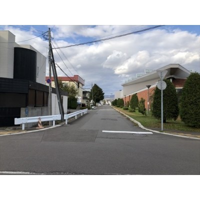 東側道路・右に函館中央図書館が見えます