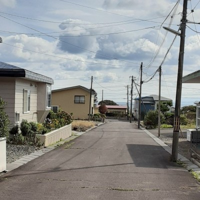 遠くに海が見えますね。対岸は青森県大間・風間浦村あたりです。