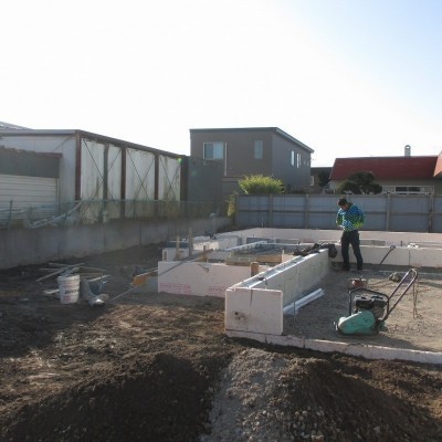 先に着工した隣地建物