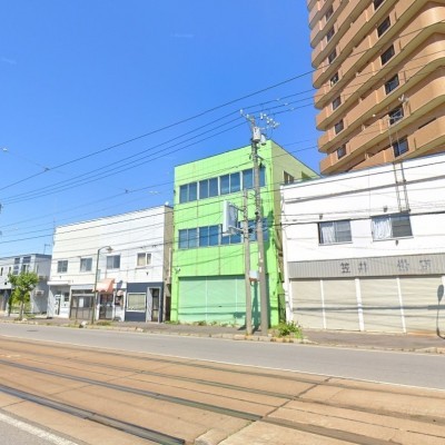 電車道路に沿う緑色の建物!!