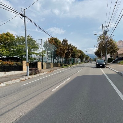 南側前面道路は2車線です